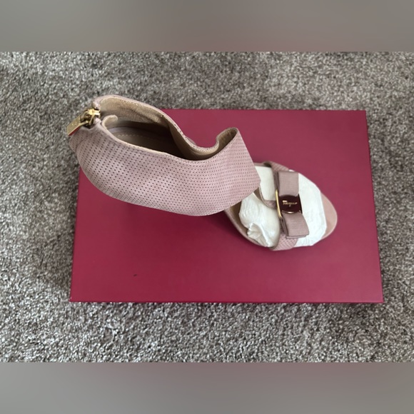 Ferragamo Nude Pink Sandals - Picture 2 of 10